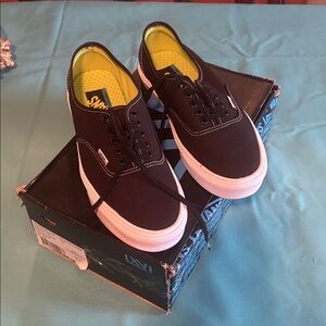 Vans Men’s Low-Top Canvas Sneakers in black and white Sole